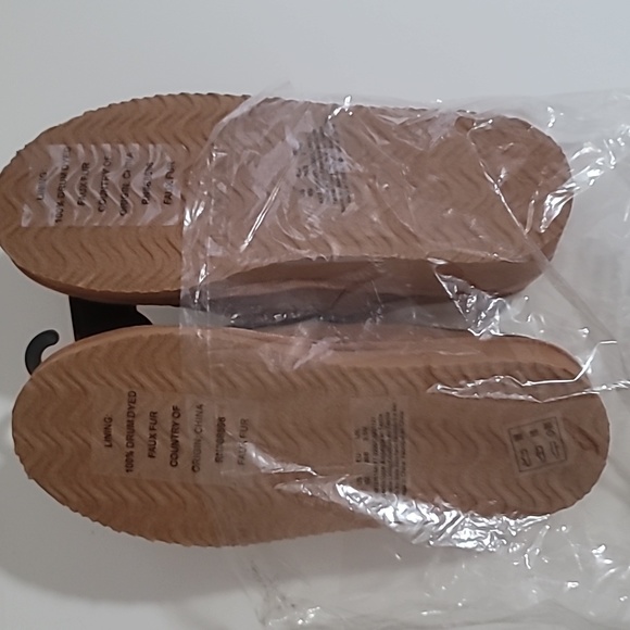 DKNY House Shoes - Picture 3 of 7